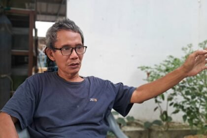 MEMBAHAS DIALEK--Pemerhati bahasa Jawa Semarangan, Hartono Samidjan, menjelaskan ciri khas dialeg Semarang saat ditemui di rumahnya, Kamis (14/5/2026). (bae)