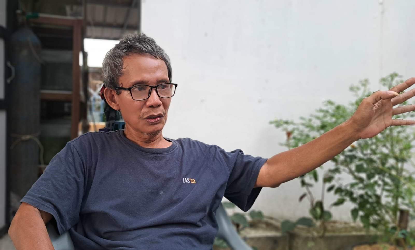 MEMBAHAS DIALEK--Pemerhati bahasa Jawa Semarangan, Hartono Samidjan, menjelaskan ciri khas dialeg Semarang saat ditemui di rumahnya, Kamis (14/5/2026). (bae)