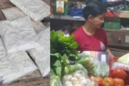 PEDAGANG MENGELUH - Pedagang kecil di Pasar Ngaliyan mengeluhkan mahalnya kedelai impor sebagai harga bahan baku tempe. (dul)