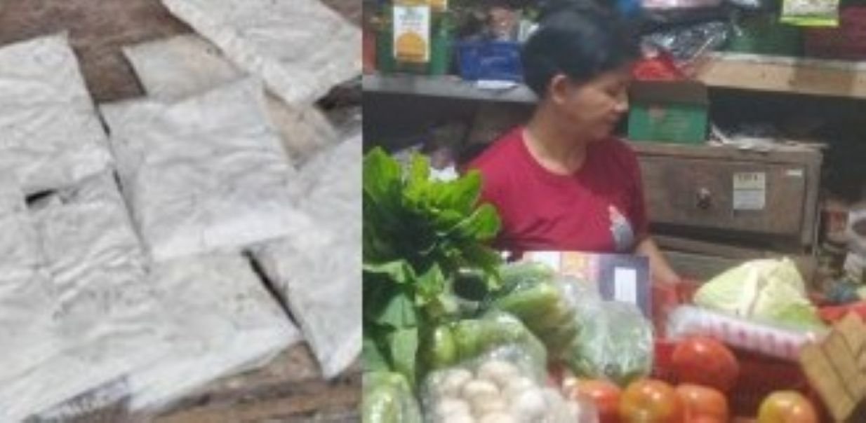 PEDAGANG MENGELUH - Pedagang kecil di Pasar Ngaliyan mengeluhkan mahalnya kedelai impor sebagai harga bahan baku tempe. (dul)
