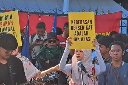 Perempuan buruh mengangkat poster soal kebebasan berserikat dalam aksi May Day 2026 di Semarang, Jumat (1/5/2026). (bae)