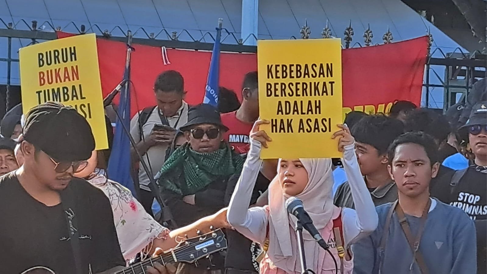 Perempuan buruh mengangkat poster soal kebebasan berserikat dalam aksi May Day 2026 di Semarang, Jumat (1/5/2026). (bae)