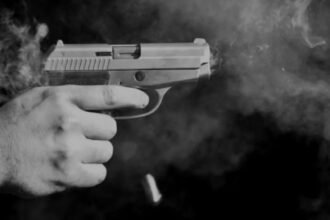 TEMBAK - Ilustrasi penembakan menggunakan senjata api (senpi) laras pendek/pistol.