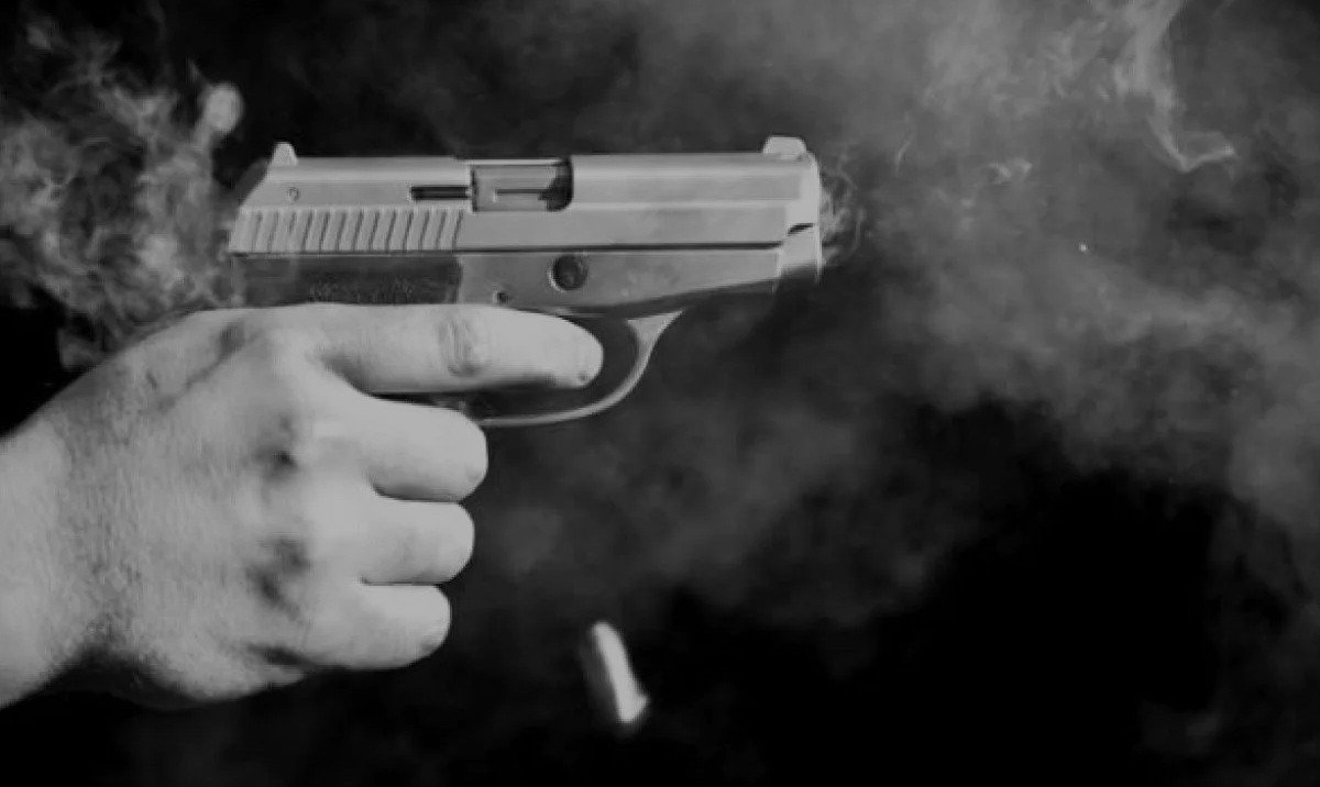 TEMBAK - Ilustrasi penembakan menggunakan senjata api (senpi) laras pendek/pistol.