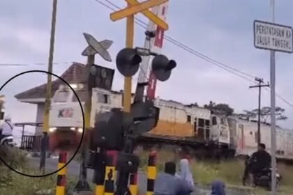 KERETA TERTEMPER SEPEDA MOTOR - Tabrakan antara kereta api dengan sepeda motor di Jember. Pemotor disebut mengabaikan peringatan klakson dari masinis. (Instagram @railfanssindo)