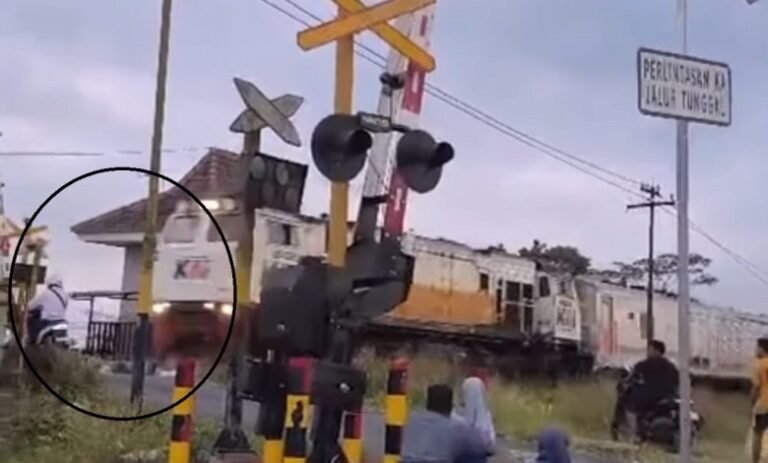 KERETA TERTEMPER SEPEDA MOTOR - Tabrakan antara kereta api dengan sepeda motor di Jember. Pemotor disebut mengabaikan peringatan klakson dari masinis. (Instagram @railfanssindo)