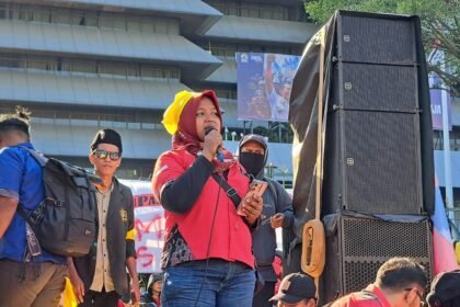Nur Laila berorasi dalam aksi May Day di depan kantor Gubernur Jateng, Jumat (1/5/2026). (bae)