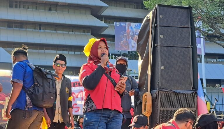 Nur Laila berorasi dalam aksi May Day di depan kantor Gubernur Jateng, Jumat (1/5/2026). (bae)