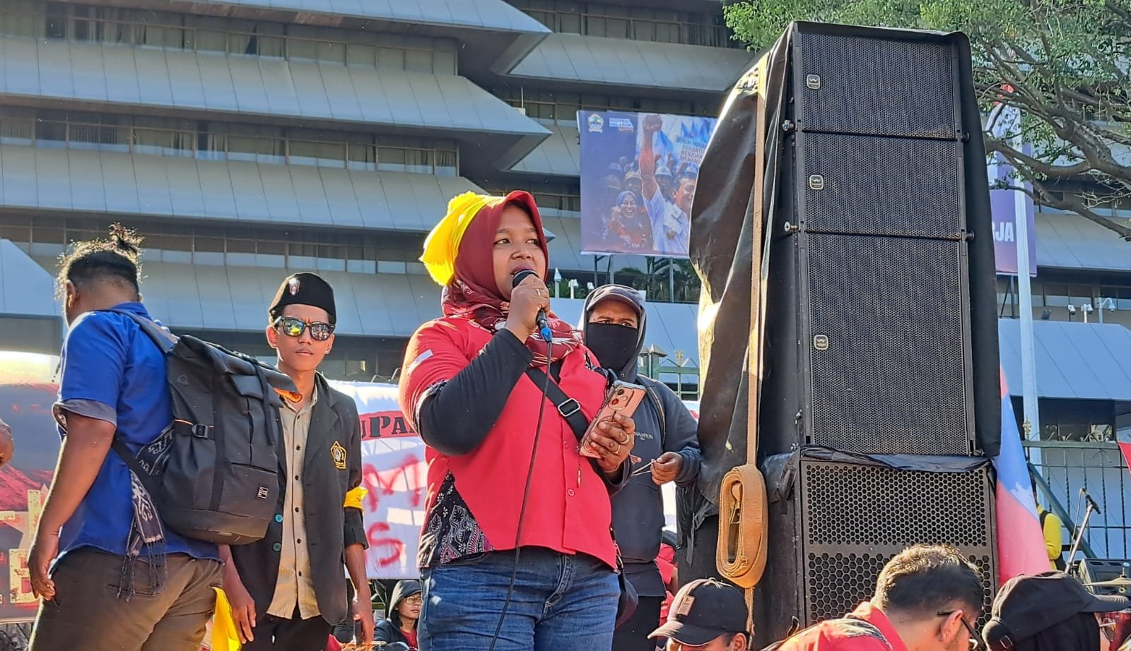Nur Laila berorasi dalam aksi May Day di depan kantor Gubernur Jateng, Jumat (1/5/2026). (bae)