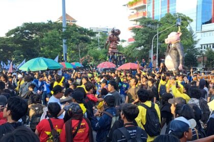 Buruh dan mahasiswa menggelar aksi May Day di Semarang, Jumat (1/5/2026). (bae)