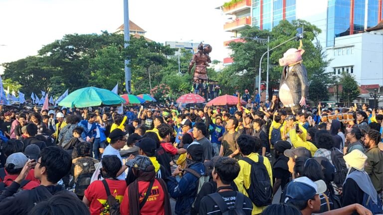 Buruh dan mahasiswa menggelar aksi May Day di Semarang, Jumat (1/5/2026). (bae)