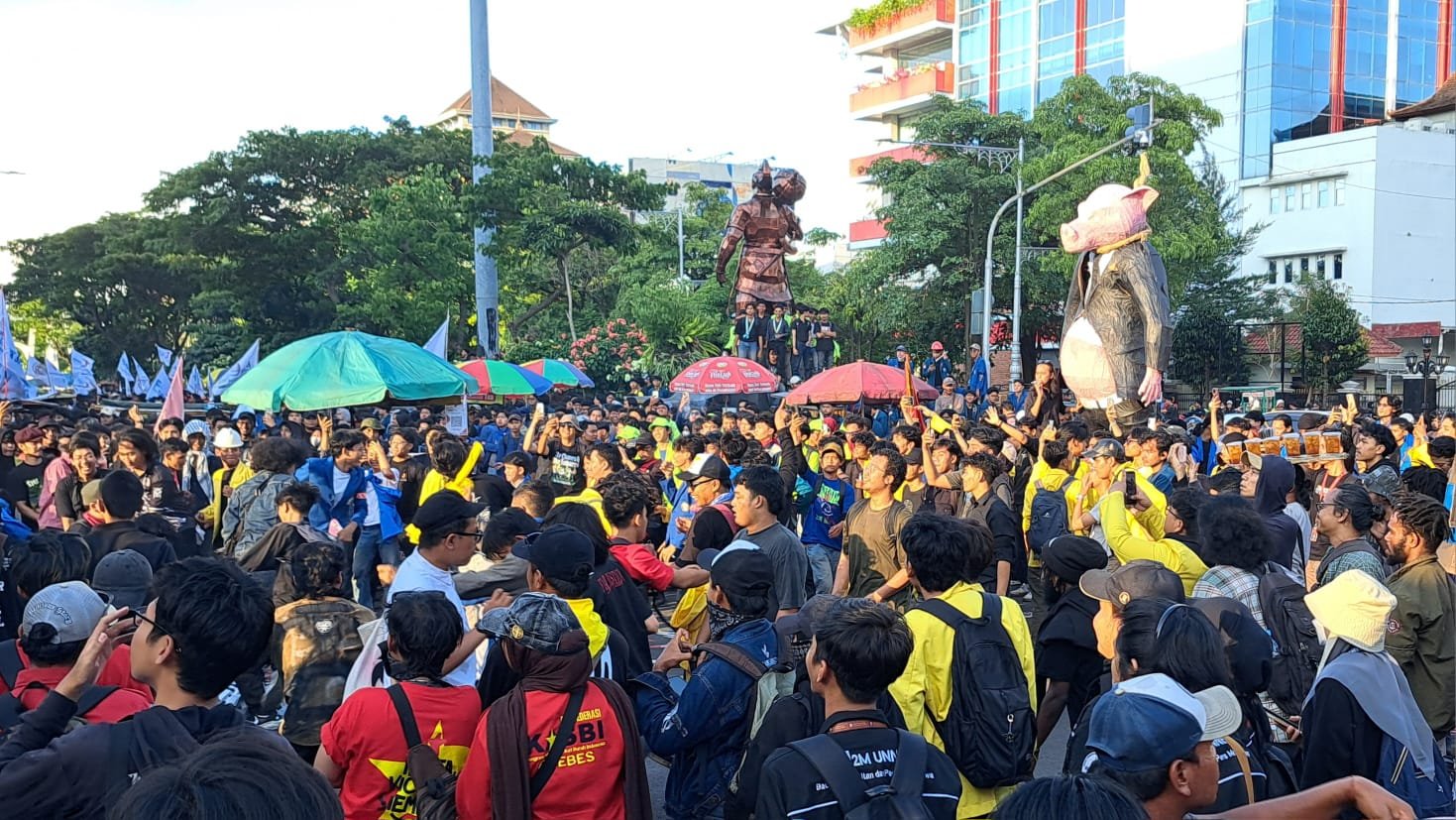 Buruh dan mahasiswa menggelar aksi May Day di Semarang, Jumat (1/5/2026). (bae)