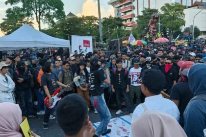 Aksi buruh memperingati May Day di depan kantor Gubernuran, Kota Semarang, Jumat (1/5/2026). (dul)