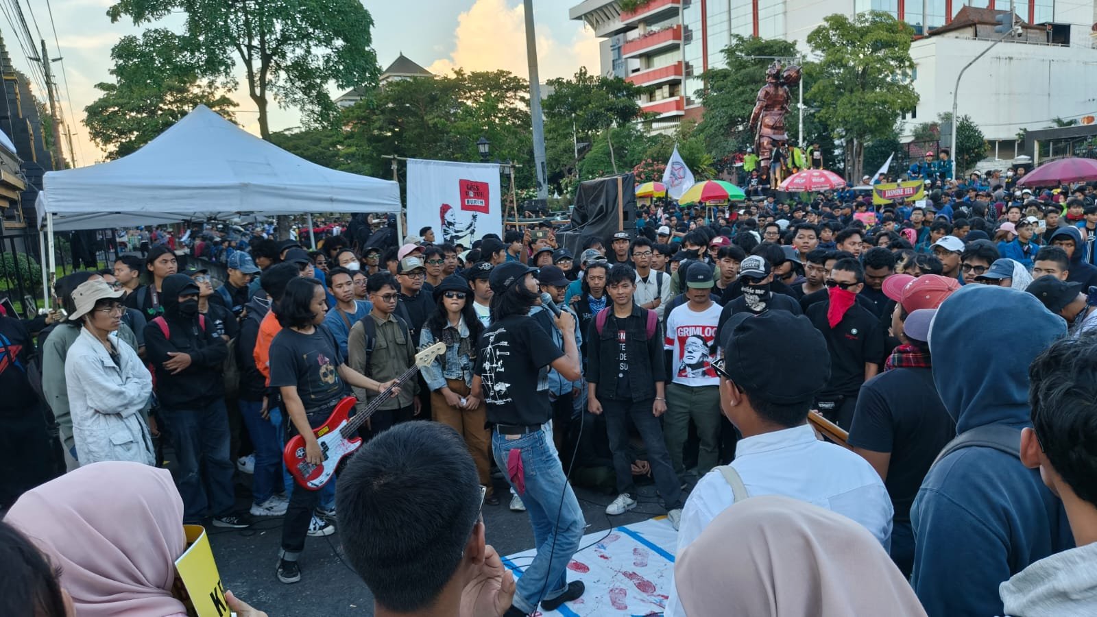 Aksi buruh memperingati May Day di depan kantor Gubernuran, Kota Semarang, Jumat (1/5/2026). (dul)
