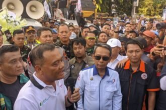 Gubernur Jateng Ahmad Luthfi menemui massa aksi saat peringatan Haru Buruh Internasional atau May Day di depan kantor Gubernuran, Semarang, Jumat (1/5/2026). (dul)