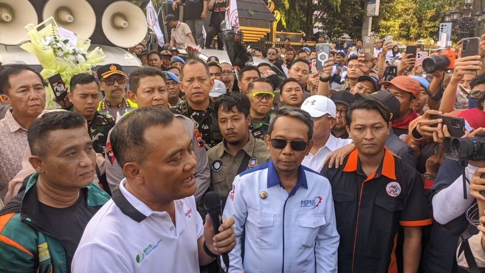Gubernur Jateng Ahmad Luthfi menemui massa aksi saat peringatan Haru Buruh Internasional atau May Day di depan kantor Gubernuran, Semarang, Jumat (1/5/2026). (dul)