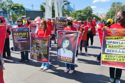 Aksi buruh pada peringatan May Day di Semarang, Jumat (1/5/2026). (dul)