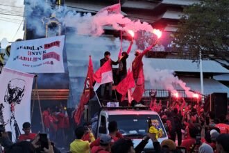 Buruh menyalakan flare dalam aksi May Day di Semarang, Jumat (1/5/2026). (bae)