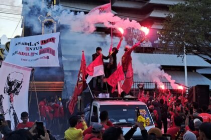 Buruh menyalakan flare dalam aksi May Day di Semarang, Jumat (1/5/2026). (bae)