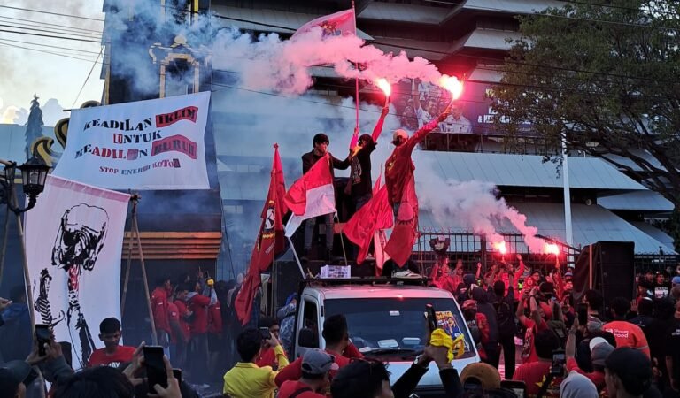 Buruh menyalakan flare dalam aksi May Day di Semarang, Jumat (1/5/2026). (bae)