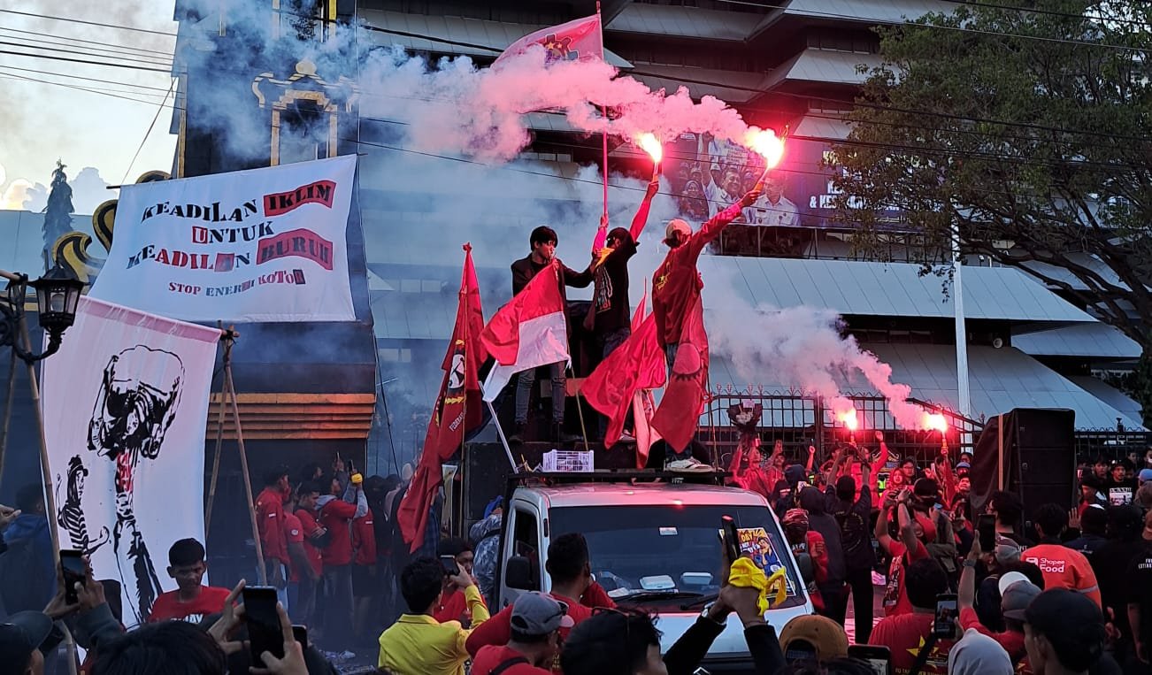 Buruh menyalakan flare dalam aksi May Day di Semarang, Jumat (1/5/2026). (bae)