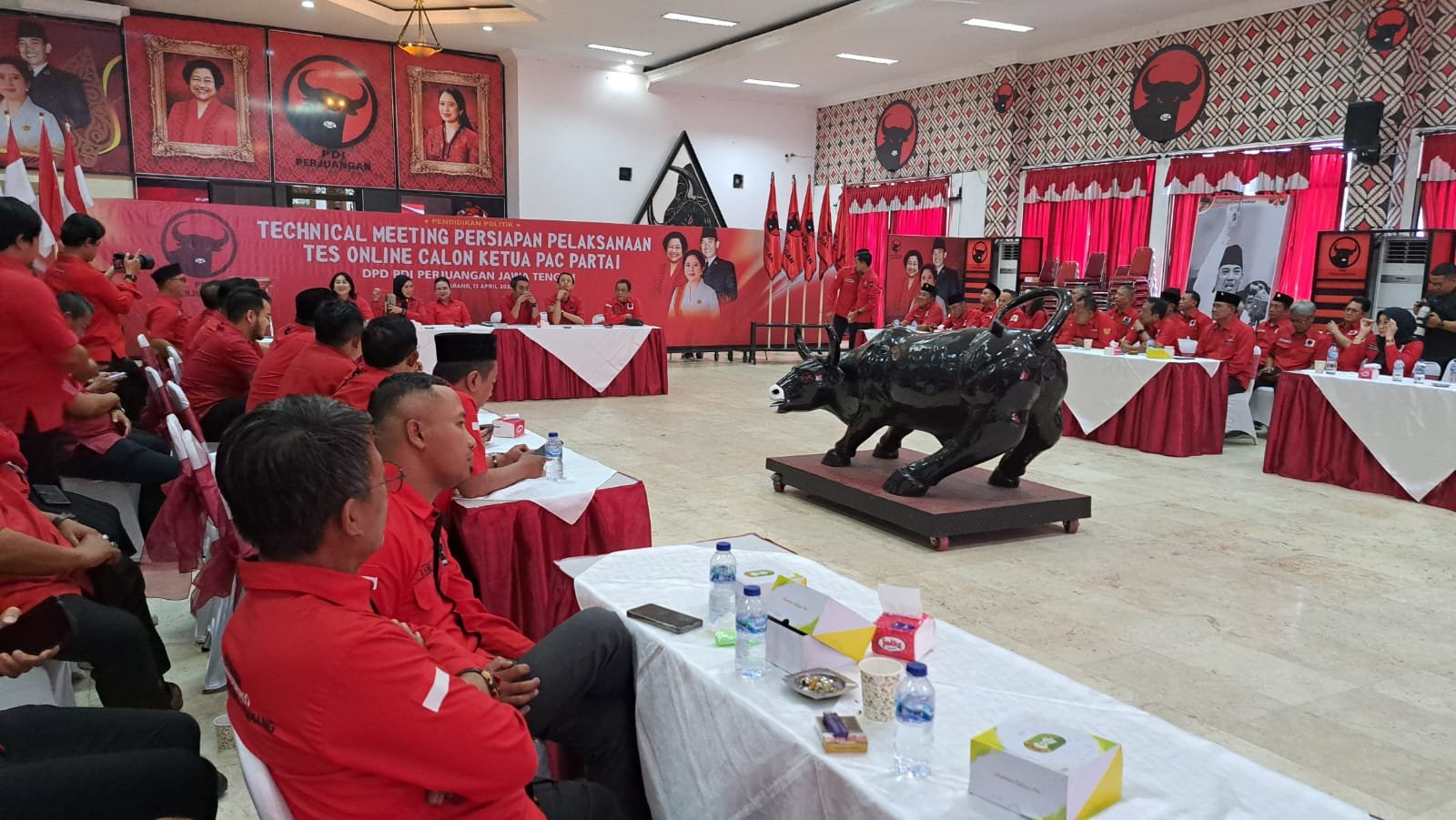 Ratusan calon Ketua DPC PDIP menunggu giliran tes wawancara di kantor DPD atau Panti Marhaen, Sabtu (2/5/2026). (bae)