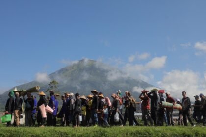 Ribuan petani berbondong-bondong membawa hasil panen dalam gelaran kawasan Nyadran Ageng Bhumi Phala di Rest Area Kledung, Sabtu (2/5/2026).