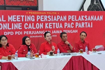 Pengurus DPD PDIP Jateng, Agustina Wilujeng Pramestuti (ketiga dari kanan) memberi arahan sebelum menguji tes wawancara calon ketua PAC di Panti Marhaen, Sabtu (2/5/2026). (bae)