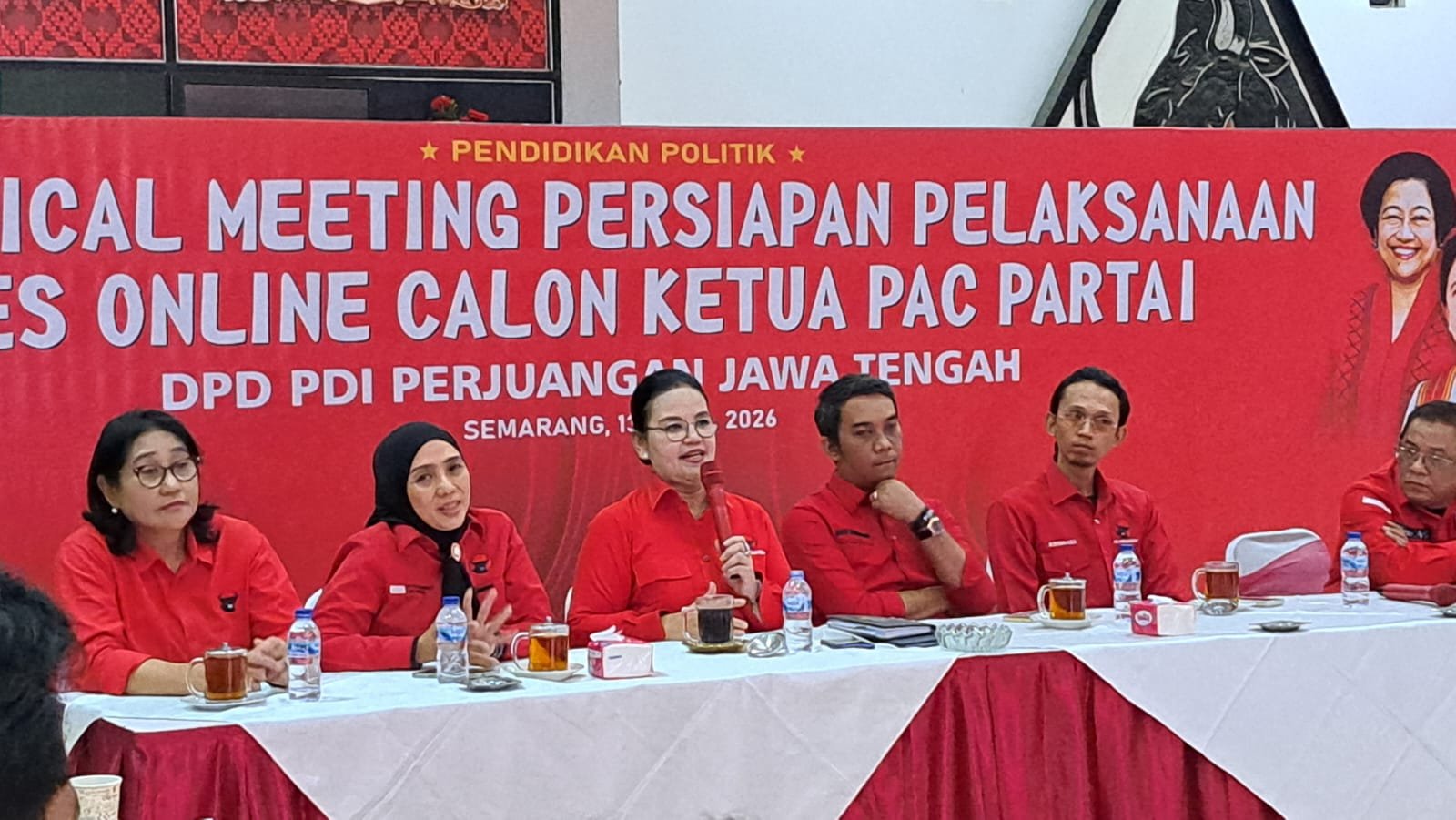 Pengurus DPD PDIP Jateng, Agustina Wilujeng Pramestuti (ketiga dari kanan) memberi arahan sebelum menguji tes wawancara calon ketua PAC di Panti Marhaen, Sabtu (2/5/2026). (bae)