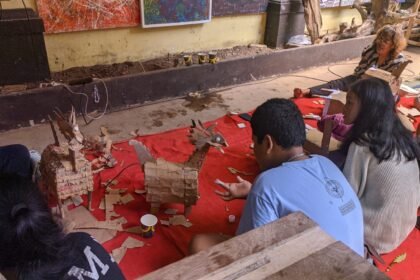 MELESTARIKAN BUDAYA - Sejumlah anak dari generasi Gen Z mengikuti workshop membuat Warak Ngendhog di TBRS, Minggu (2/5/2026). (dul)