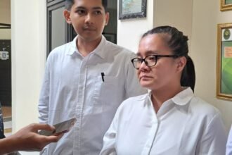 Bella Puspita Sari menangis di pengadilan usai sidang pembacaan peninjauan kembali, Senin (4/5/2026). (bae)