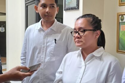 Bella Puspita Sari menangis di pengadilan usai sidang pembacaan peninjauan kembali, Senin (4/5/2026). (bae)