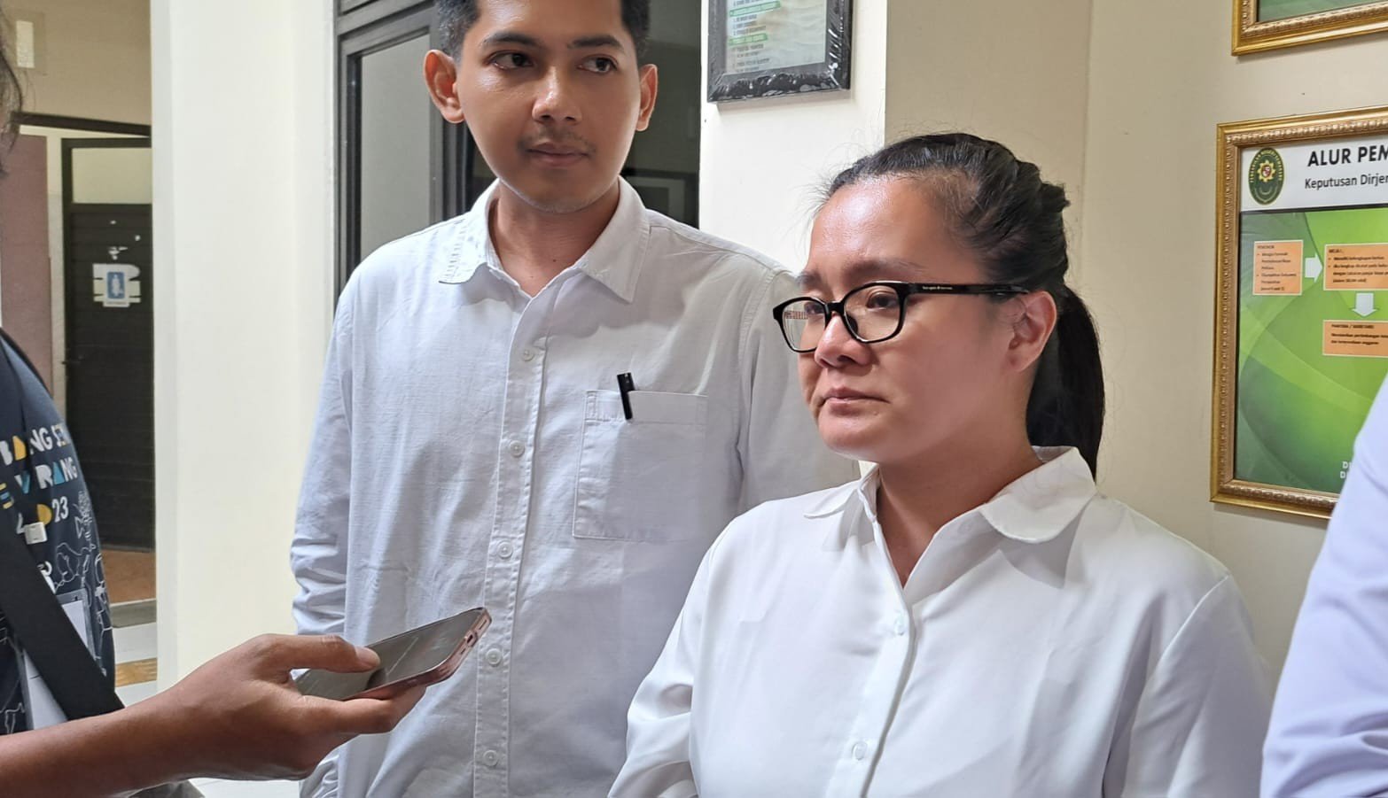 Bella Puspita Sari menangis di pengadilan usai sidang pembacaan peninjauan kembali, Senin (4/5/2026). (bae)