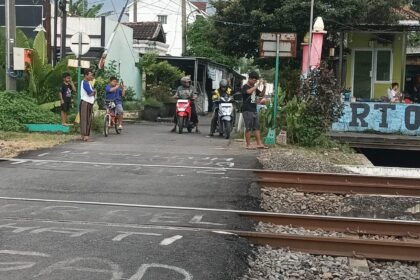Sejumlah pengendara dan warga berhenti di tepi rel kereta api, perlintasan sebidang. di dekat Stasiun Jrakah, Kota Semarang, Senin (4/5/2026). (dul)