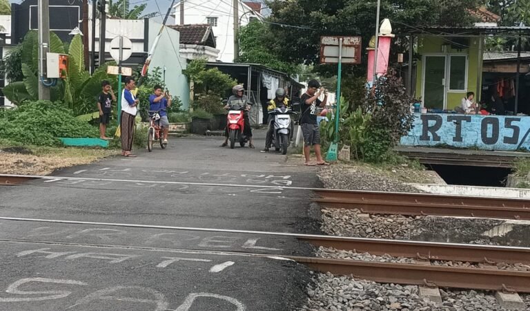 Sejumlah pengendara dan warga berhenti di tepi rel kereta api, perlintasan sebidang. di dekat Stasiun Jrakah, Kota Semarang, Senin (4/5/2026). (dul)