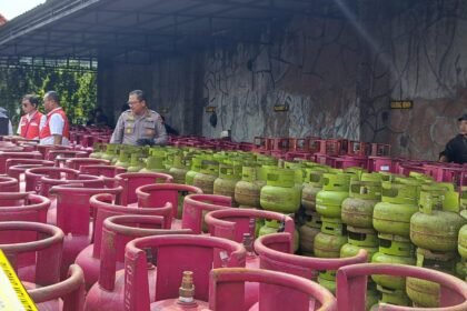 BARANG BUKTI - Polisi nunjukin barang bukti gas LPG subsidi yang dioplos ke tabung non-subsidi. (bae(