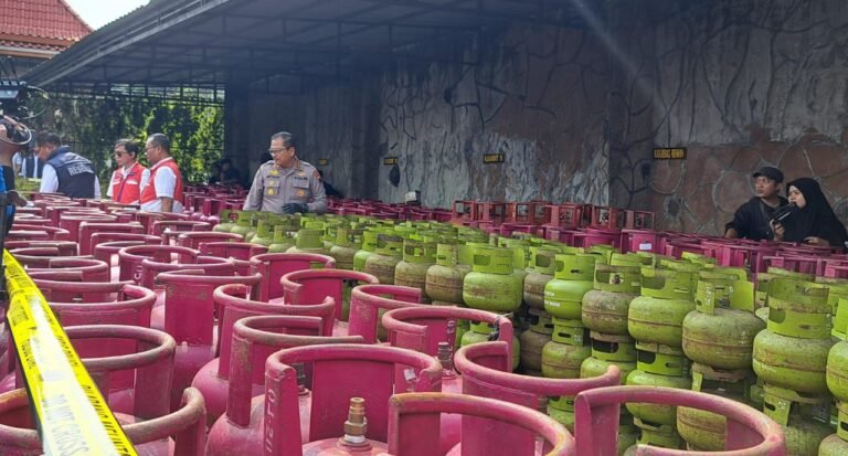 BARANG BUKTI - Polisi nunjukin barang bukti gas LPG subsidi yang dioplos ke tabung non-subsidi. (bae(