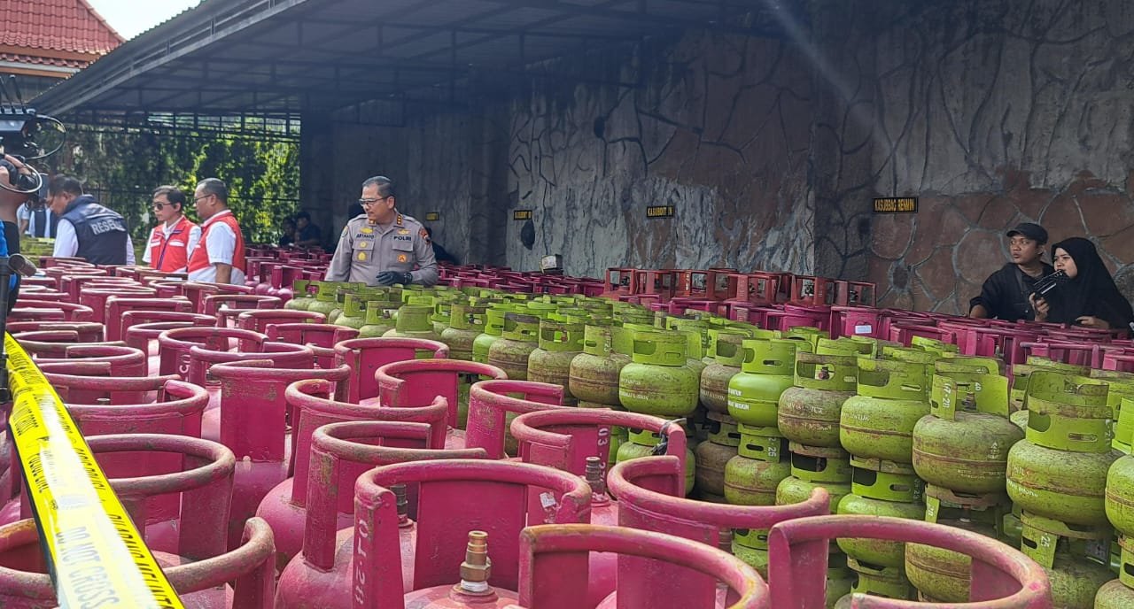BARANG BUKTI - Polisi nunjukin barang bukti gas LPG subsidi yang dioplos ke tabung non-subsidi. (bae(