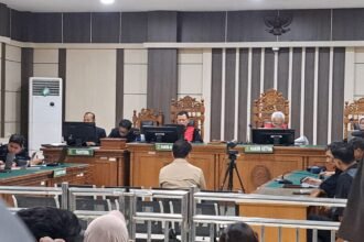 Bos Sritex, Iwan Setiawan duduk di kursi pesakitan mendengar pembacaan putusan kasus korupsinya di Pengadilan Tipikor Semarang, Rabu (6/5/2026). (bae)