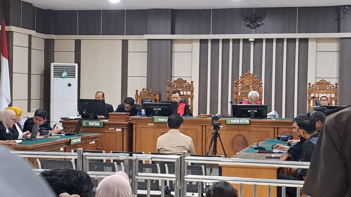 Bos Sritex, Iwan Setiawan duduk di kursi pesakitan mendengar pembacaan putusan kasus korupsinya di Pengadilan Tipikor Semarang, Rabu (6/5/2026). (bae)