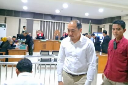 Iwan Kurniawan (kemeja putih) berjalan santai usai dengar sidang putusan, Rabu (6/5/2026). (bae)