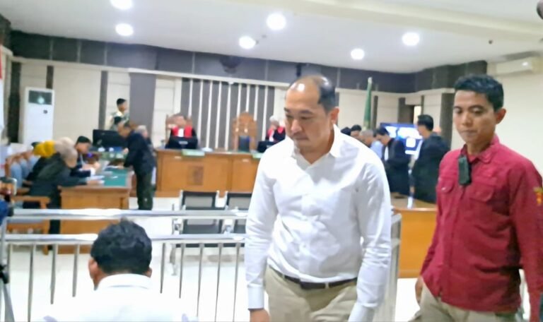 Iwan Kurniawan (kemeja putih) berjalan santai usai dengar sidang putusan, Rabu (6/5/2026). (bae)