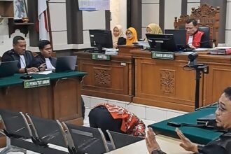 TAK KUAT MENAHAN HARU - Beny Riswandi langsung sujud syukur saat divonis bebas, Kamis (7/5/2026). (bae)