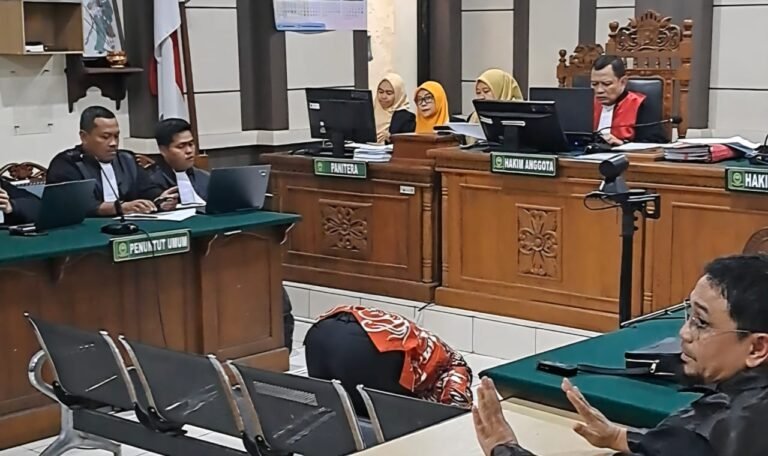 TAK KUAT MENAHAN HARU - Beny Riswandi langsung sujud syukur saat divonis bebas, Kamis (7/5/2026). (bae)