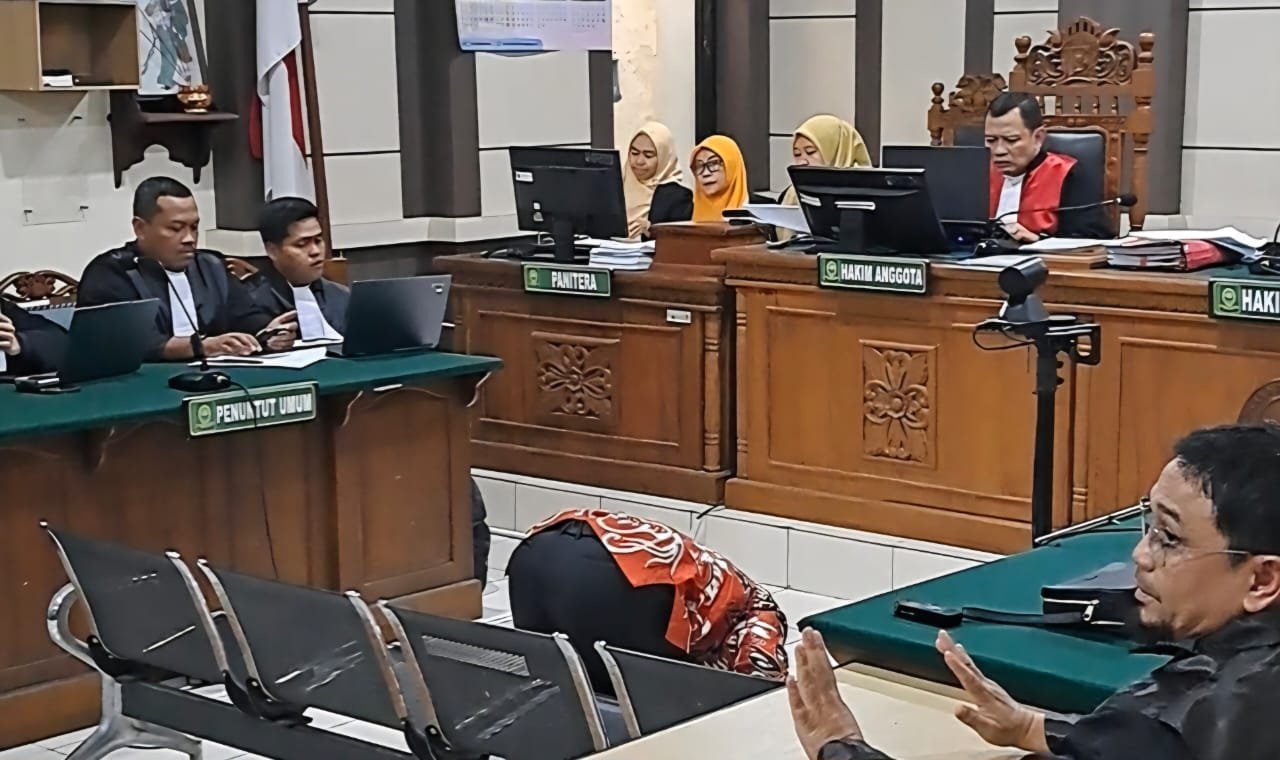 TAK KUAT MENAHAN HARU - Beny Riswandi langsung sujud syukur saat divonis bebas, Kamis (7/5/2026). (bae)