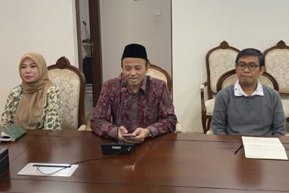 JAMIN KEAMANAN KORBAN - Ketua Pusat Studi Gender dan Anak (PSGA), Kurnia Muhajarah, Wakil Rektor I, Imam Yahya, dan Ketua Satgas PPKS UIN Walisongo Semarang, Nur Hasyim, menggelar jumpa pers, Jum'at (8/5/2026). Mereka memastikan keamanan korban dugaan pelecehan seksual oleh dosen. (dul)