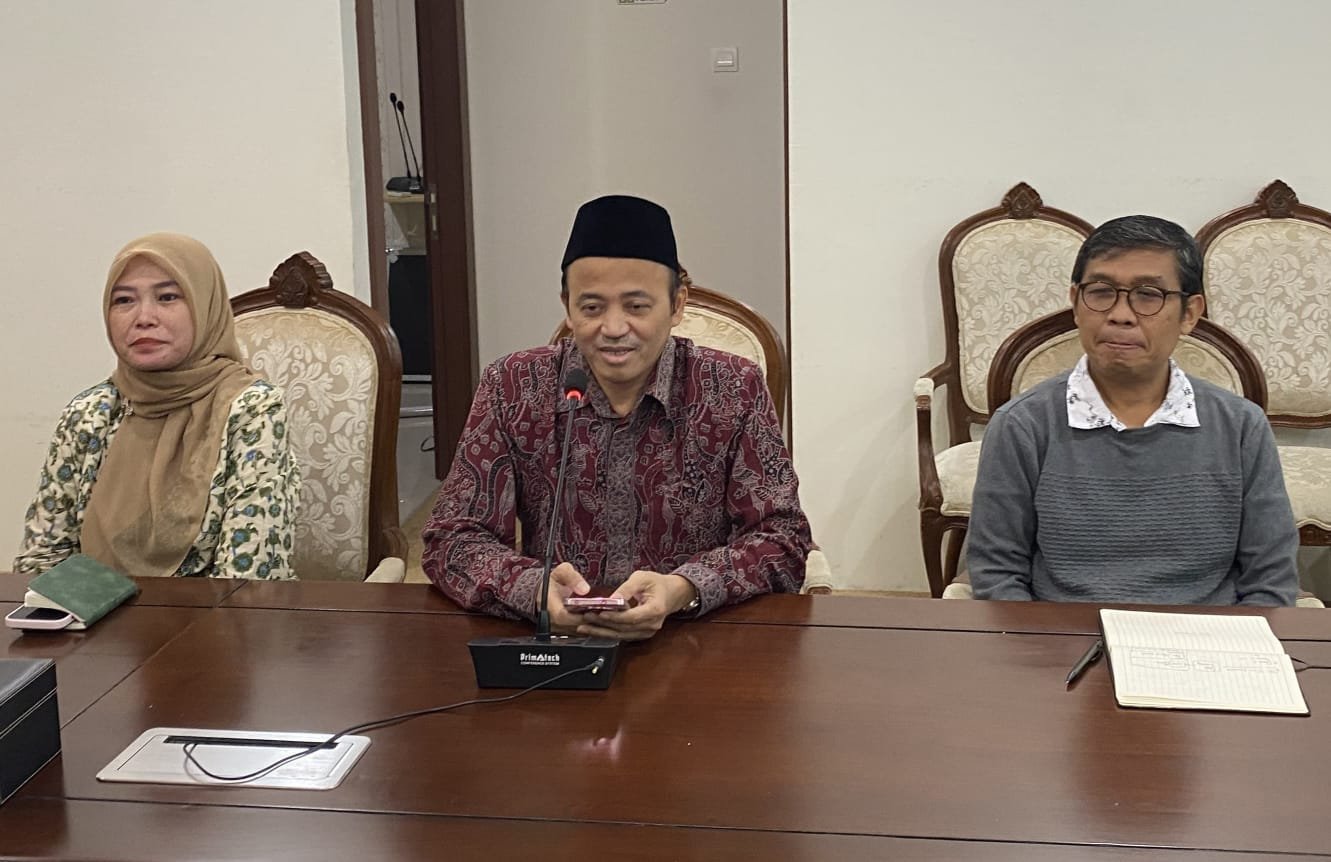 JAMIN KEAMANAN KORBAN - Ketua Pusat Studi Gender dan Anak (PSGA), Kurnia Muhajarah, Wakil Rektor I, Imam Yahya, dan Ketua Satgas PPKS UIN Walisongo Semarang, Nur Hasyim, menggelar jumpa pers, Jum'at (8/5/2026). Mereka memastikan keamanan korban dugaan pelecehan seksual oleh dosen. (dul)