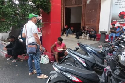 DAPUR MARHAEN - Warga antusias mendatangi Dapur Marhaen di Kantor DPD PDIP Jateng, Minggu (10/5/2026). Dapur Marhaen digelar di seluruh kantor PDIP di Jawa Tengah pada tanggal 10, setiap bulan. (dul)