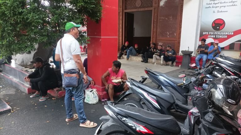 DAPUR MARHAEN - Warga antusias mendatangi Dapur Marhaen di Kantor DPD PDIP Jateng, Minggu (10/5/2026). Dapur Marhaen digelar di seluruh kantor PDIP di Jawa Tengah pada tanggal 10, setiap bulan. (dul)
