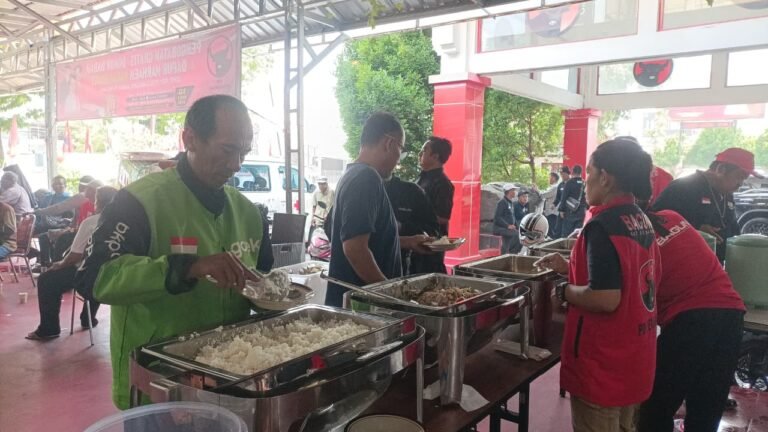 ANTUSIAS - Seorang driver ojol antusias mengambil menu makan di Dapur Marhaen, Kantor DPD PDIP Jateng, Minggu (10/5/2026). Seluruh menu makanan di Dapur Marhaen dimasak oleh kader partai dan relawan, mencerminkan tingginya gotong royong. (dul)